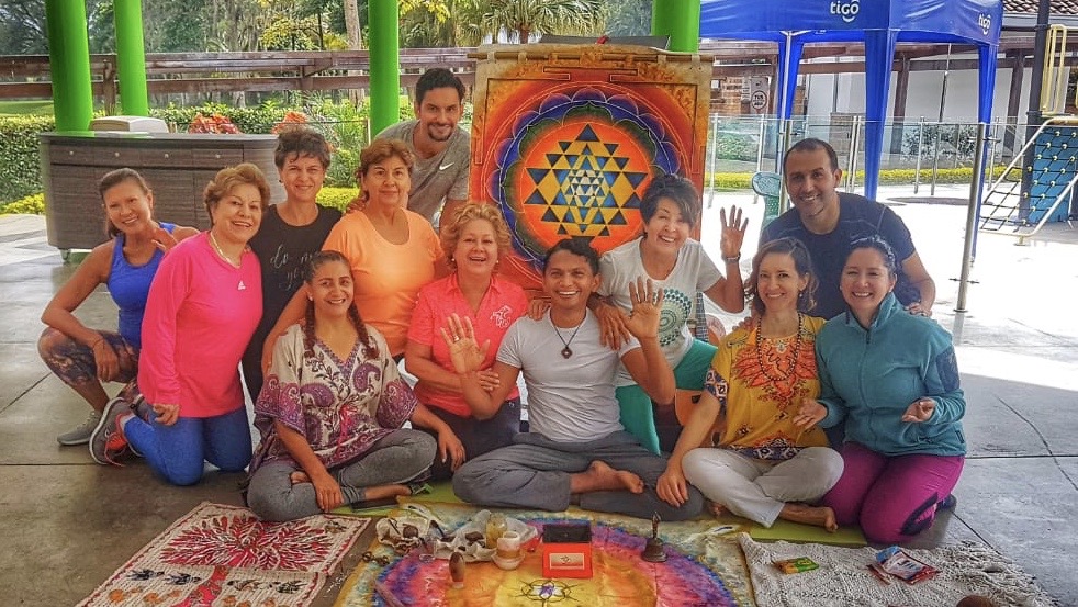 grupo personas felices yoga